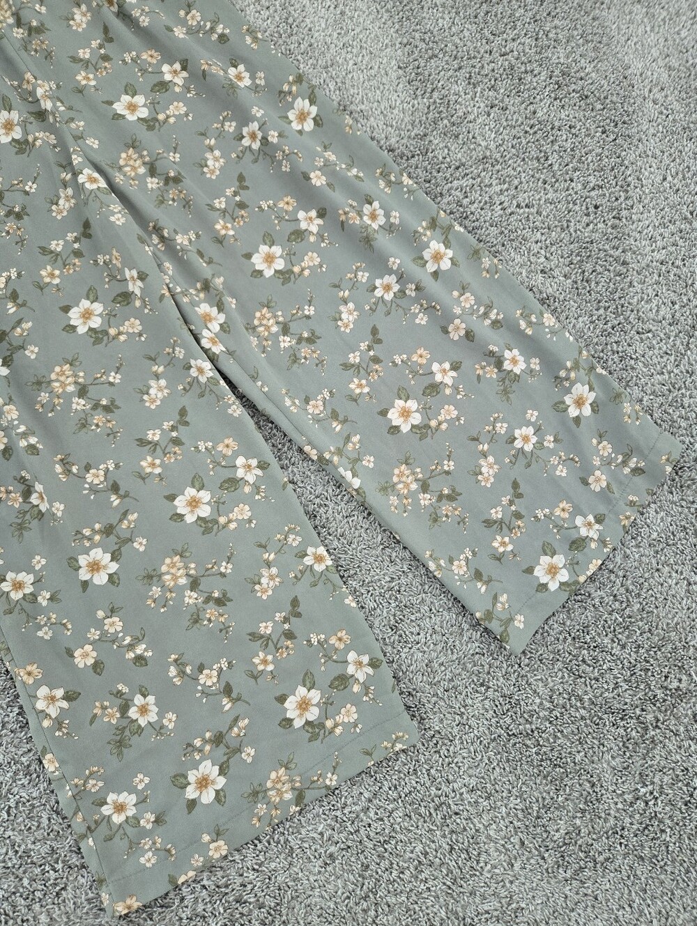 Inspired Hearts smocked bodice sage green floral jumpsuit. Size Medium - Picture 3 of 11